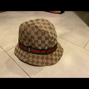 Authentic Gucci bucket hat GG size M . Worn maybe two times